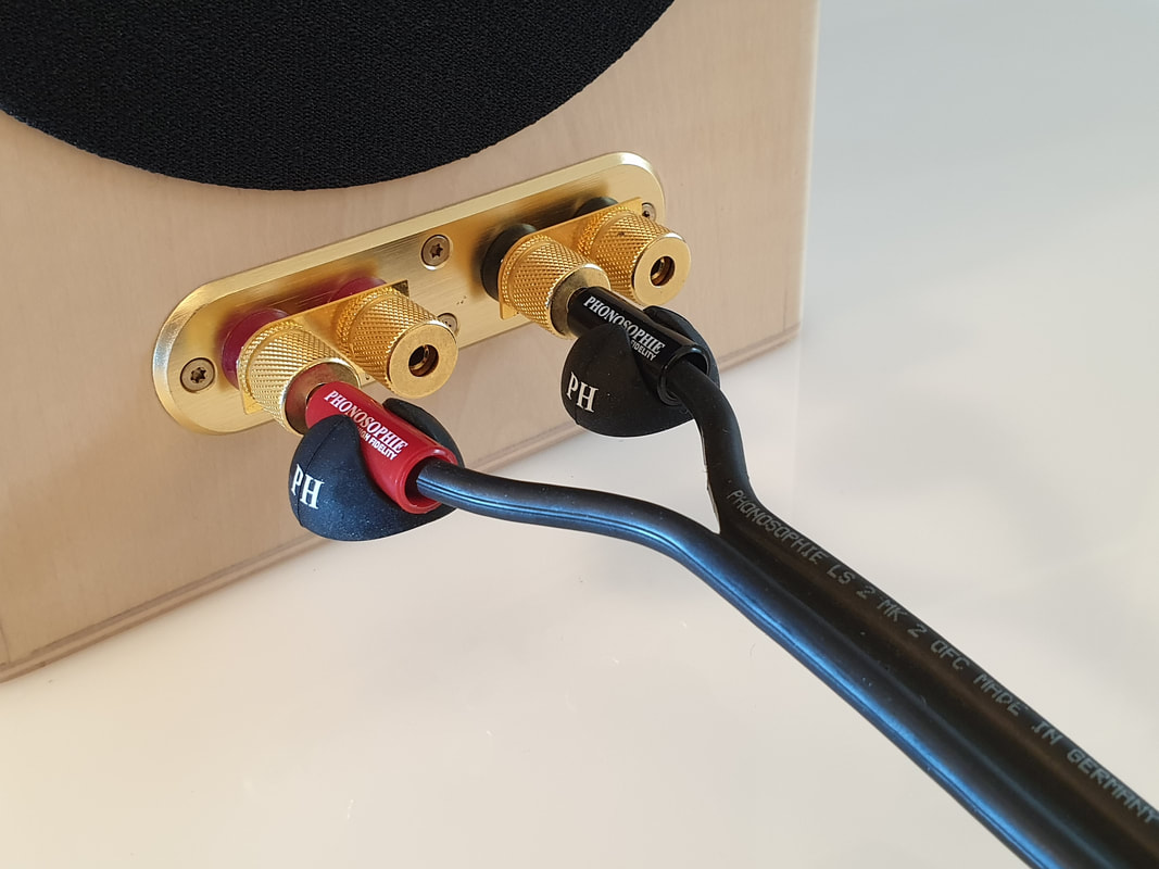 Phonosophie Stecker- und Kabel Clips Anwendung an Lautsprecher