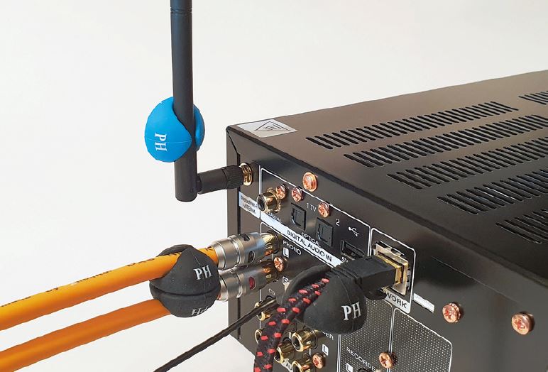 Phonosophie Stecker- und Kabel Clips Anwendung an HIFI Gerät mit Bluetooth Antenne