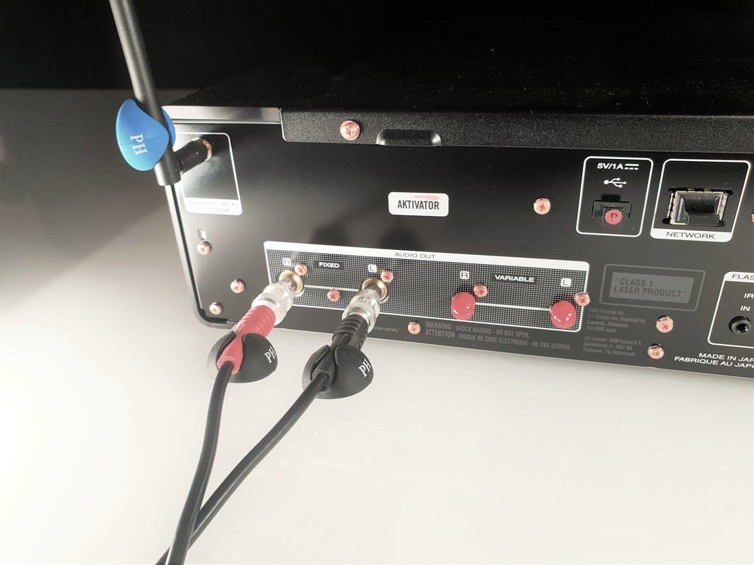 Phonosophie Stecker- und Kabel Clips Anwendung an HIFI Gerät mit Bluetooth Antenne