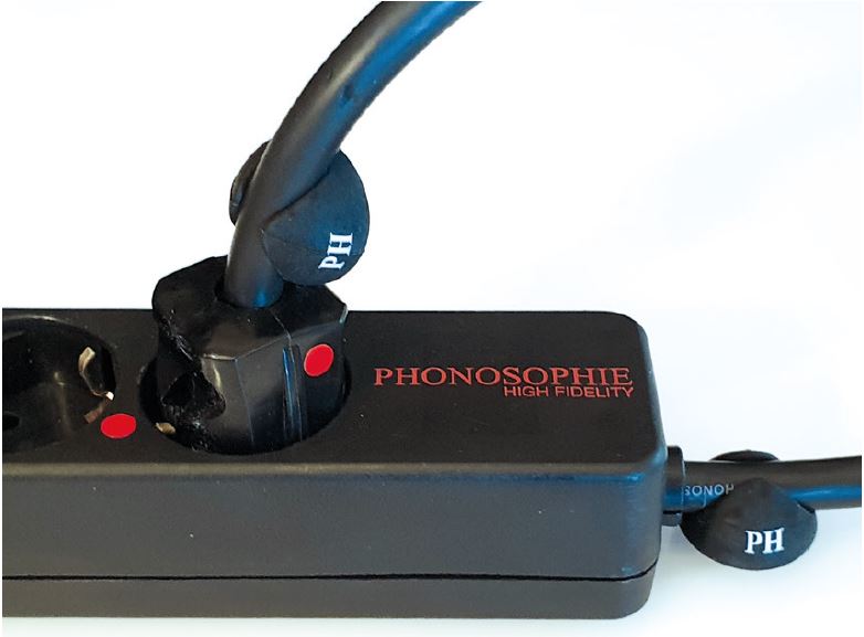 Phonosophie Stecker- und Kabel Clips Anwendung an Netzteil