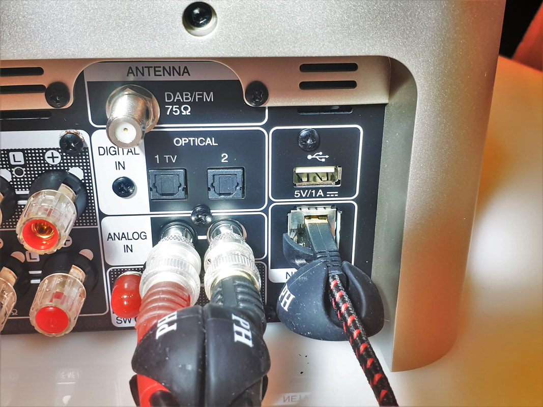 Phonosophie Stecker- und Kabel Clips Anwendung an HIFI Gerät